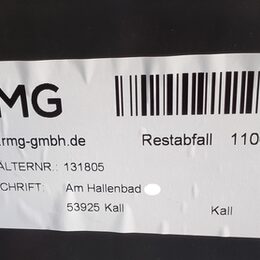 Aufkleber der RMG auf Mülltonne mit Barcode und Beschriftung