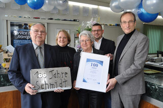 Für die IHK Aachen überreichte Geschäftsführer Dr. Gunter Schaible (rechts) zum 100-jährigen Bestehen des Autohauses eine Urkunde an die erfolgreiche Familie. Von links: Jörg Schmidt, Nina Schmidt, Hanne Schmidt und Mike Schmidt.
