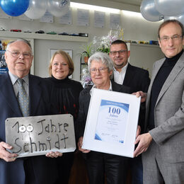 Für die IHK Aachen überreichte Geschäftsführer Dr. Gunter Schaible (rechts) zum 100-jährigen Bestehen des Autohauses eine Urkunde an die erfolgreiche Familie. Von links: Jörg Schmidt, Nina Schmidt, Hanne Schmidt und Mike Schmidt.