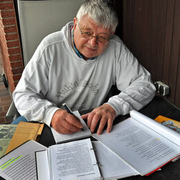 Viele Geschichten über Kaller Ereignisse hat der 67-jährige Harald Wilms niedergeschrieben. Die Gemeinde Kall veröffentlicht diese Anektoten jetzt in lockerer Reihenfolge. Foto: Reiner Züll