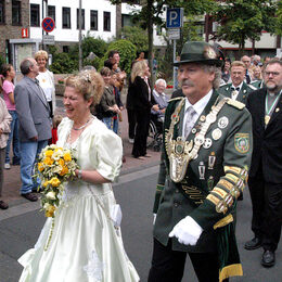 Nachdem Heinz-Peter Metzen im Jahr 2004 Bundesschützenkönig geworden war, fand ein Jahr später in Kall das große Bundeskönigsfest statt, das beim großen Festzug mit dem Bundeskönigspaar Heinz-Peter und Monika Metzen seinen Höhepunkt fand.