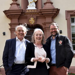 Die gebürtige Engländerin Linda Abberton begründete das Programm „Klassik im Kloster Steinfeld“ zusammen mit Dirk Joeres (l.) und Christoph Böhnke, dem Hotelmanager des Steinfelder Gästehauses.