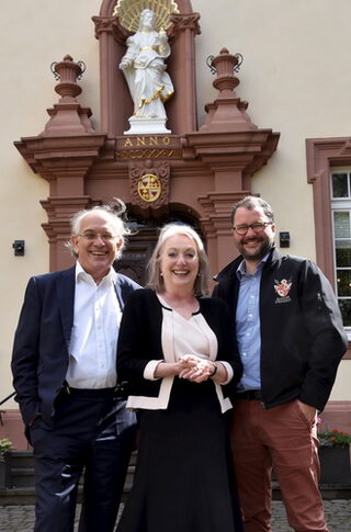 Die gebürtige Engländerin Linda Abberton begründete das Programm „Klassik im Kloster Steinfeld“ zusammen mit Dirk Joeres (l.) und Christoph Böhnke, dem Hotelmanager des Steinfelder Gästehauses.