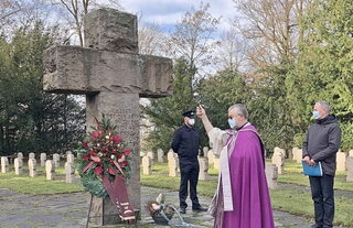 Pater Wieslaw Kaczor SDS, der Pfarrer von Steinfeld und Leiter der GdG Heiliger Hermann-Josef Kall-Steinfeld, betete um Frieden in der Welt, bevor er das große Kreuz und die umliegenden Kreuze und die Anwesenden segnete.