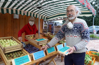 Friede Röcher und Ulrich Meisen boten auf dem Selbstversorgermarkt in Dottel frisches Obst von ihren Obstbäumen an.