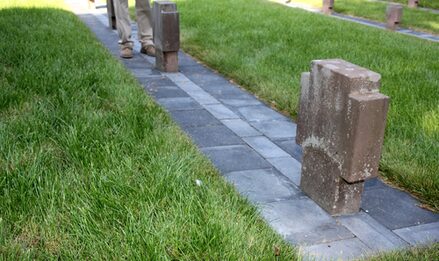 Bei der Pflasterung hat man sich am Soldatenfriedhof in Sistig orientiert. Allerdings wurden die Steine nicht nur um die Kreuze herum gelegt, sondern dienen als verbindendes Element, wodurch auch die Pflege erleichtert wird.