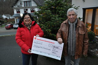 Einen Spendenscheck über 10.000 Euro überreichte die Geschäftsführerin zweier Bonner Pflegeinrichtungen, Beate Heimersheim aus Eiserfey, an den Hilfsgruppen-Vorsitzenden Willi Greuel.