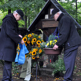 Mitglieder des Deutschen Luftwaffenringes brachten Blumen zur Gedenkfeier für den vor 60 Jahren abgestürzten Starfighter-Piloten Erik Bedarf mit.