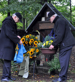 Mitglieder des Deutschen Luftwaffenringes brachten Blumen zur Gedenkfeier für den vor 60 Jahren abgestürzten Starfighter-Piloten Erik Bedarf mit.