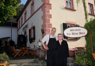 Nicol und Anja Czarnowski sind im neunten Jahr Inhaber des Wirtshauses „Zur Alten Abtei“, wo saisonale Gerichte aus Deutschland und dem Elsass angeboten werden.