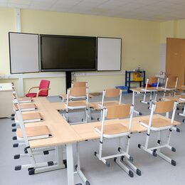Die ersten Klassenzimmer sind - inklusive digitaler Tafeln - eingerichtet. Sobald Corona es zulässt, kann der Unterricht beginnen.