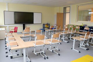 Die ersten Klassenzimmer sind - inklusive digitaler Tafeln - eingerichtet. Sobald Corona es zulässt, kann der Unterricht beginnen.