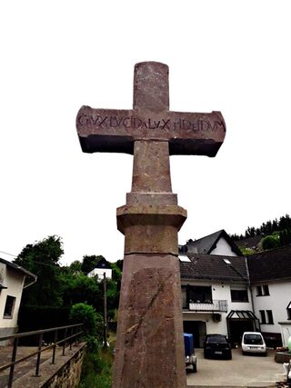 Wieder an seinem ursprünglichen Standort und prägendes Dorfbild: Das restaurierte Sandsteinkreuz aus dem Jahr 1853.
