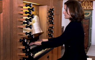 Die renommierte Konzertorganistin Ute Gremmel-Geuchen kommt nach Steinfeld und spielt am Sonntag, 15. Mai, ab 16 Uhr die Orgelvesper in der Basilika.