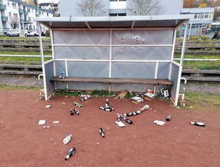 Spuren eines Zusammentreffens: Vor der überdachten Trainerbank am Kaller Sportplatz entdeckte das Ordnungsamt Leergut und Müll.
