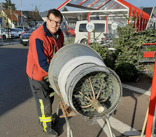Stellt sich wieder in den Dienst der guten Sache. Ecki Scholz verkauft ab dem 3. Dezember im Namen der Hilfsgruppe Eifel Weihnachtsbäume vor dem Kaller Rewe-Center.