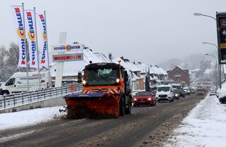 Ein Schneeschieber, hier des Kreises Euskirchen, räumt die Hüttenstraße nach den teils heftigen Schneefällen Anfang Januar.