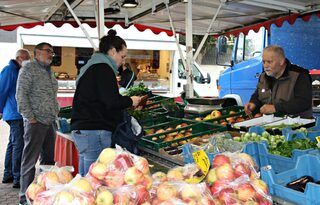 Frische, vornehmlich saisonale Produkte aus der Region bietet der Obst und Gemüsestand.