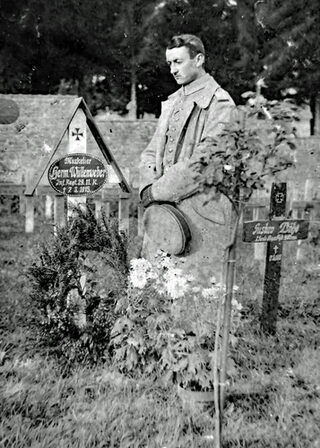 Der Wahlener Ernst Wüllenweber besucht das Grab seines Bruders Hermann, der in Frankreich gefallen war.