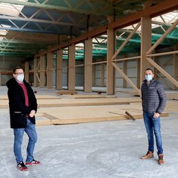 Kalls Wirtschaftsförderer Tobias Heinen und X-Wood-CEO Michael Schumacher in der Produktionshalle, die noch recht leer ist.