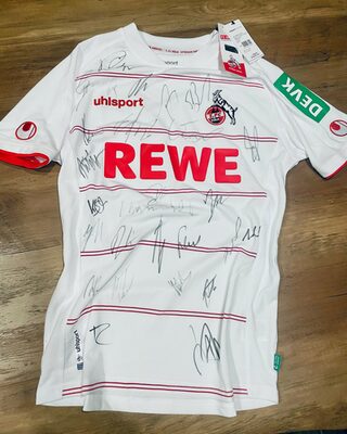 Von allen aktuellen Spielern des 1. FC Köln ist dieses Heimtrikot unterschrieben, dass die Geißböcke dem SV Rinnen für die Versteigerung zugunsten der Hilfsgruppe Eifel haben zukommen lassen.