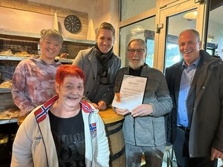 Über die Auszeichnung von Landrat Markus Ramers und Bürgermeister Hermann-Josef Esser freute Helmut Schmidt sich gemeinsam mit Karins Osmann und Kirsten Althoff.