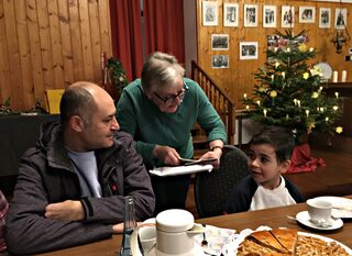 Beim Advent-Begegnungscafé der Flüchtlingshilfe verteilten Friede Röcher (Foto) und Dr. Guido Huppertz Sprachlernbücher und Gutscheine.
