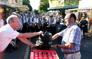 Den traditionellen Fassanstich zum Kirmesstart werden auch in diesem Jahr Ortsvorsteher Stefan Kupp und Bürgermeister Hermann-Josef Esser übernehmen.
