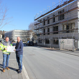 Ende März 2023 beginnen in Kall die Arbeiten zum Ausbau der Bahnhofstraße inklusive Zufahrt zum Bahnhof und Rathausplatz. Der Allgemeine Vertreter Markus Auel (r.) und Günter Margraff vom Bauamt stellen die Pläne vor.
