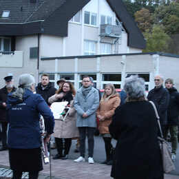 Auf Einladung von Bürgermeister Hermann-Josef Esser trafen sich in diesem Jahr rund 40 Teilnehmende zum stillen Gedenken.