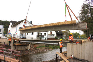 Knapp 30 Tonnen wiegt jedes der drei Betonelemente, aus denen die neue Brücke zusammengesetzt wird.