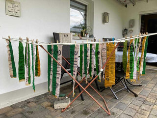 Nachdem die 59 Wimpel von Petra Geschwind mehrfach eingeweicht und gewaschen wurden, trockneten sie auf der heimischen Terrasse.