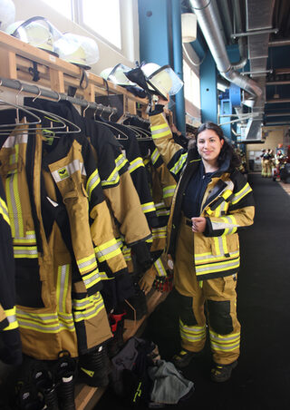 Die Feuerwehrfrau Mirah Hoener ist seit 2021 im Löschzug Kall aktiv.