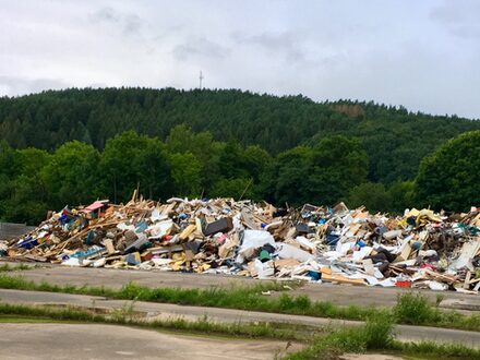 Hochwasser-Müllberge auf dem Gelände des ehemaligen Sägewerks in Sötenich