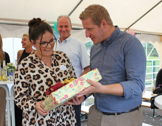 Auch Landrat Markus Rames gratulierte persönlich, als Geschenk überreichte er Hilka Esch ein „Erzählkino“ für die Kinder.