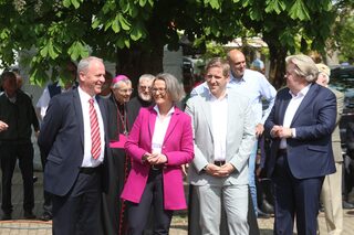 Gratulierten zum Jubiläum (v.l.): Bürgermeister Hermann-Josef Esser, Ministerin Ina Scharrenbach, Landrat Markus Ramers und MdL Klaus Voussem.