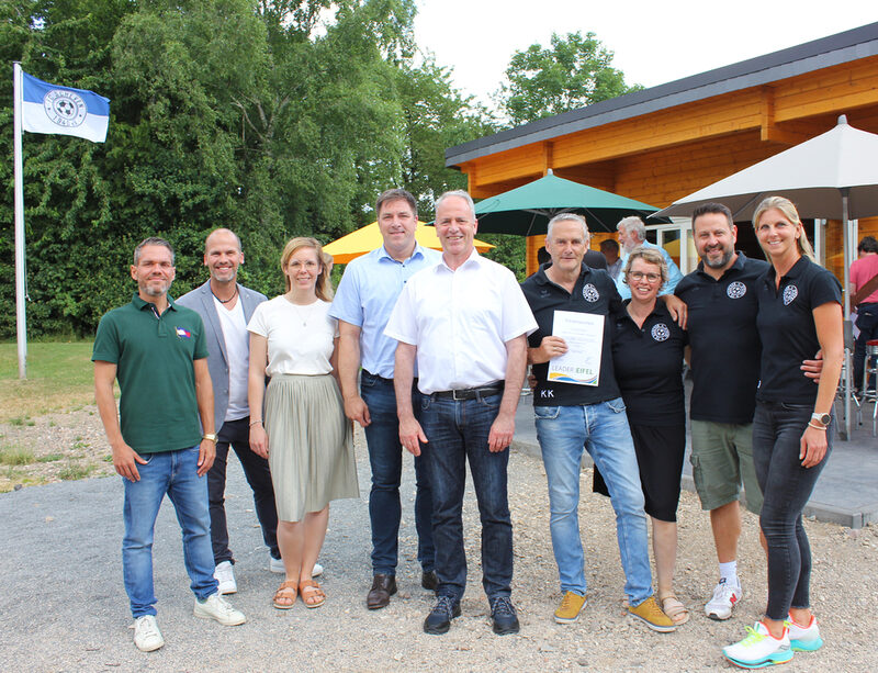 Über eine Leader-Förderung für das Projekt „Jugend-, Dorf- und Vereinetreff“ freuen sich die Leader-Verantwortlichen mit dem FC Scheven sowie der Kaller Verwaltungsspitze.