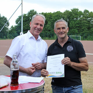 Dem FC-Scheven-Vorsitzenden Kalle Klinkhammer gratuliert Bürgermeister Hermann-Josef Esser.