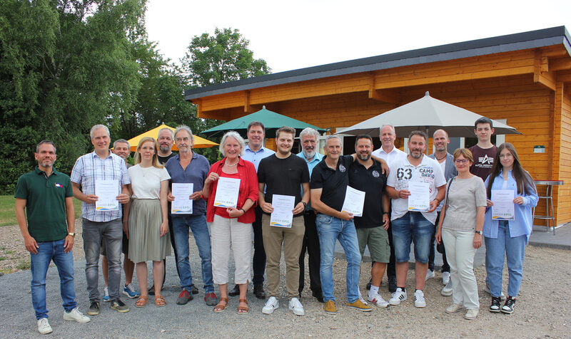 Am neuen Schevener Dorfhaus übergaben die Leader-Verantwortlichen die Förderbescheide an acht begünstigte Projektverantwortliche aus dem Kreis Euskirchen.