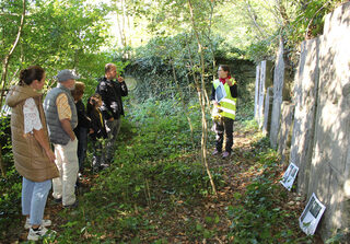 Expertinnen der LVR-Bodendenkmalpflege erläuterten die Archäologietour-Station nahe der Burg Dalbenden.