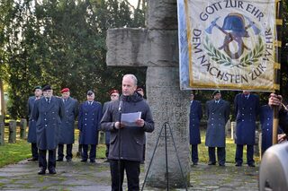 Bürgermeister Hermann-Josef Esser hielt die Gedenkrede und appellierte an die Anwesenden, ihre Stimme gegen Krieg und Terror zu erheben. Foto: Reiner Züll