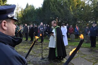 Pater Paul Cyrys vom Kloster Steinfeld sprach bei der Gedenkfeier auf dem Soldatenfriedhof ein Friedensgebet. Foto: Reiner Züll