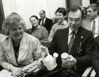 Mit Ehefrau Anita bei der Einführung als neuer GAT-Schulleiter im April 1986. Stellvertreter Johannes Kaernbachs war Oberstudiendirektor Wolfram Königsfeld bereits seit 1972.