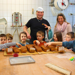 Unter Anleitung von Bäckermeister Patrick Zimmer haben Sistiger Kitakinder (hier mit Einrichtungsleiterin Helene Völler) jede/r ein eigenes Brot gebacken.