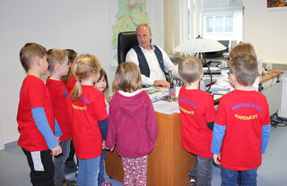 Auf ausdrücklichen Wunsch der Kinder durften sie auch das Büro des Bürgermeisters besuchen und mehr über seine Arbeit erfahren.