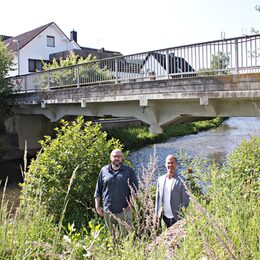 An der zerstörten Brücke Weiherbenden, die ab 1. Juni 2023 wiederaufgebaut werden soll: Der Allgemeine Vertreter Markus Auel (r.) und Christoph Graf, stellvertretender Teamleiter im Bauamt.