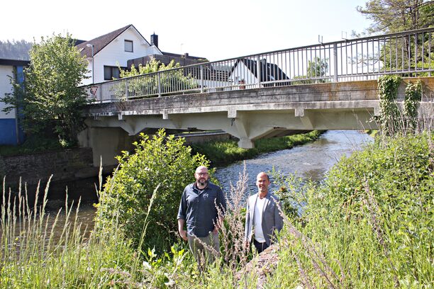 An der zerstörten Brücke Weiherbenden, die ab 1. Juni 2023 wiederaufgebaut werden soll: Der Allgemeine Vertreter Markus Auel (r.) und Christoph Graf, stellvertretender Teamleiter im Bauamt.