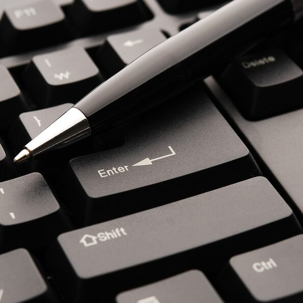 Eine Tastatur und ein Stift als Symbolfoto für Bürgerservice