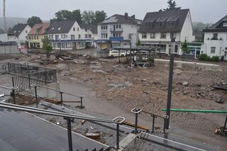 Bild vom Bahnhofsvorplatz nach der Hochwasserkatastrophe