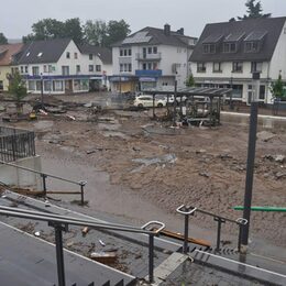 Bild vom Bahnhofsvorplatz nach der Hochwasserkatastrophe